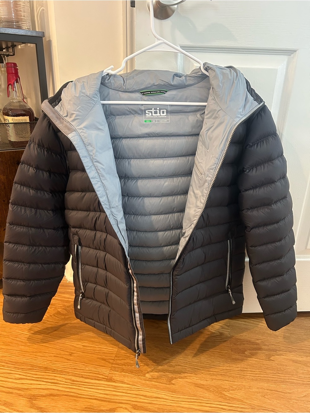 Stio Men’s Black Quilted Puffer Jacket with Hood - Picture 3 of 3